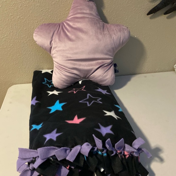 Blankets/throws plus stuffie great for Christmas gifts for any age. - Picture 3 of 8